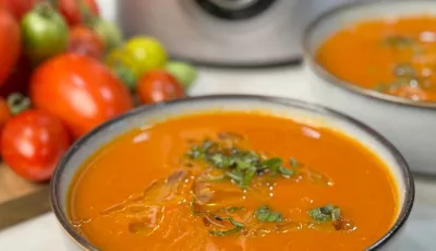 Sopa de tomate con fideos de arroz